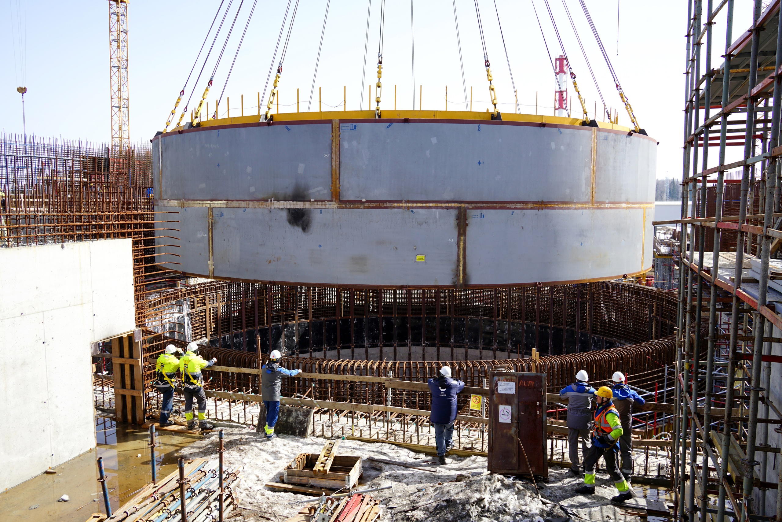 На площадке сооружения ОДЭК «Прорыв» прошла операция по установке среднего яруса ограждающей конструкции реактора БРЕСТ-ОД-300